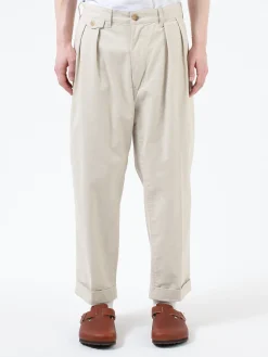 BEAMS PLUS - 2 Pleat Chino in Cement