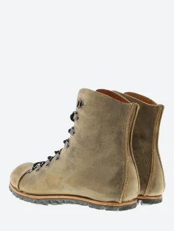 Cydwoq - Hiker in Khaki