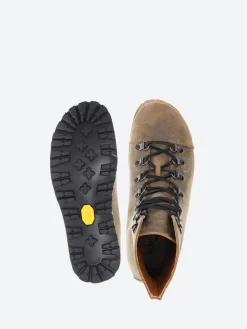 Cydwoq - Hiker in Khaki