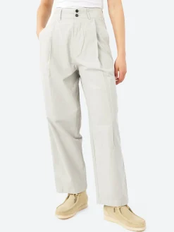 Girls of Dust - British Worker in Oyster