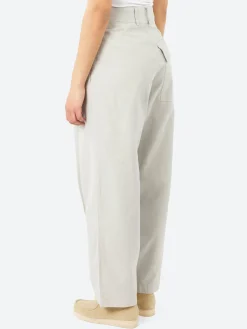 Girls of Dust - British Worker in Oyster