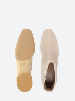 gravitypope - Nama in Chair (Off White)