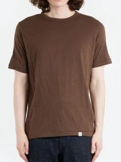 Merz b. Schwanen - SCT04 Unisex T-Shirt in Chocolate