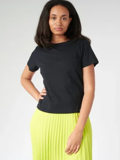 Merz b. Schwanen - Women's Relaxed T-Shirt in Deep Black