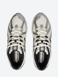 New Balance - 1906R in Silver with Black