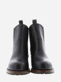 Red Wing - Harriet in Black Boundary